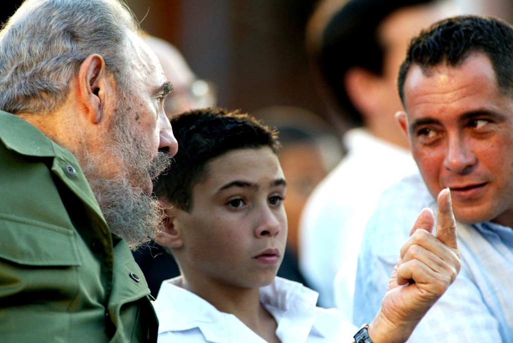Elián González s Fidelem Castrem a svým otcem (2005)