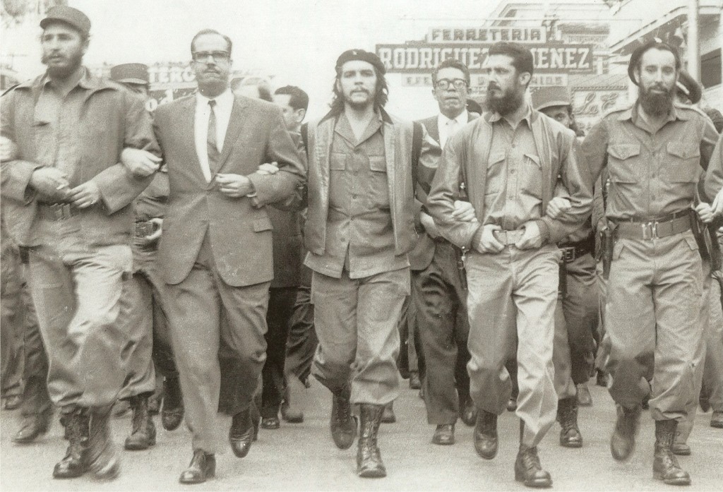 Fidel Castro (vlevo) a Che Guevara (uprostřed) v Havaně v roce 1960