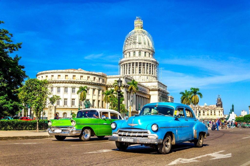 Staré americké bouráky před budovou Kapitolu v Havaně
