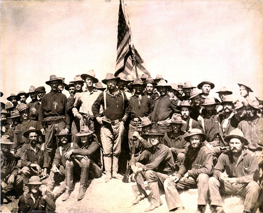 Teddy Roosevelt (uprostřed) zabírá San Juan Hill na Kubě