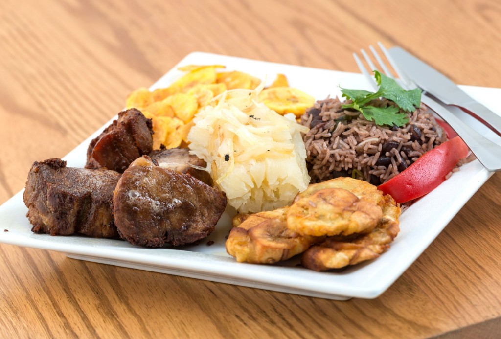 Typické kubánské jídlo Congri - grilované maso s rýží s černými fazolemi