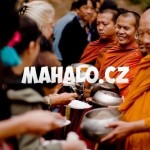 Mnichové přijímají dary