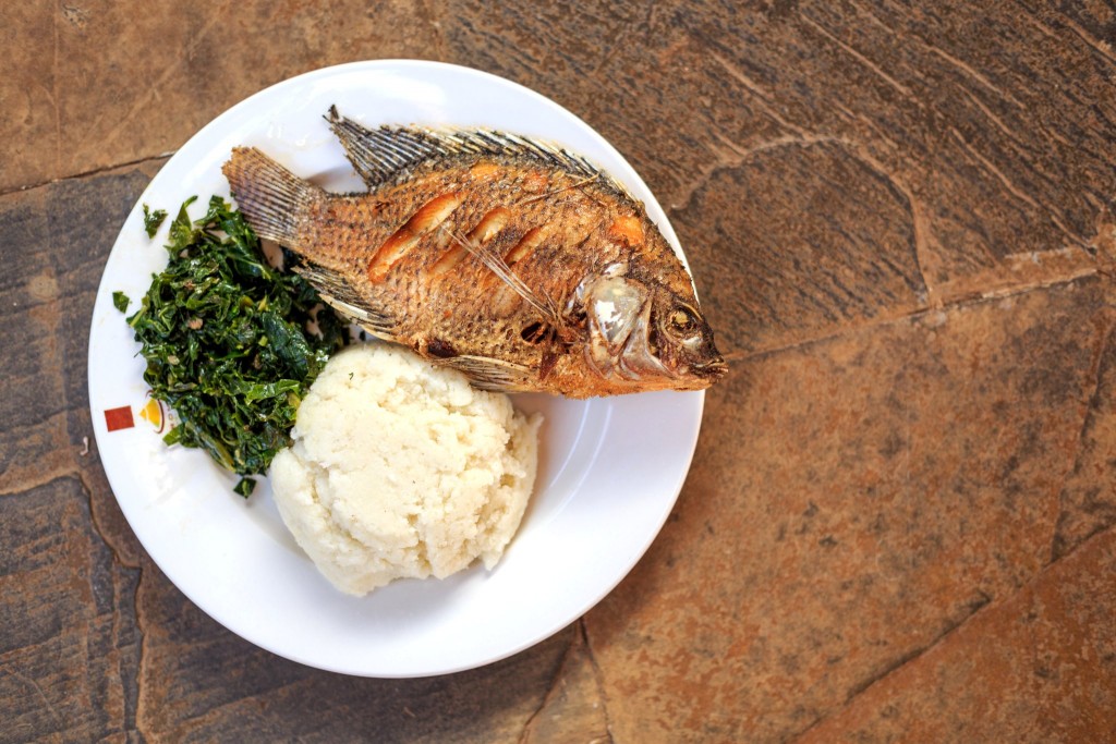 Grilovaná ryba - oblíbené jídlo Tanzánie