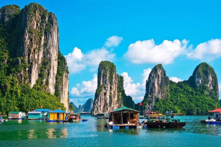 Ha Long Bay - dle mnohých nejkrásnější oblast Vietnamu