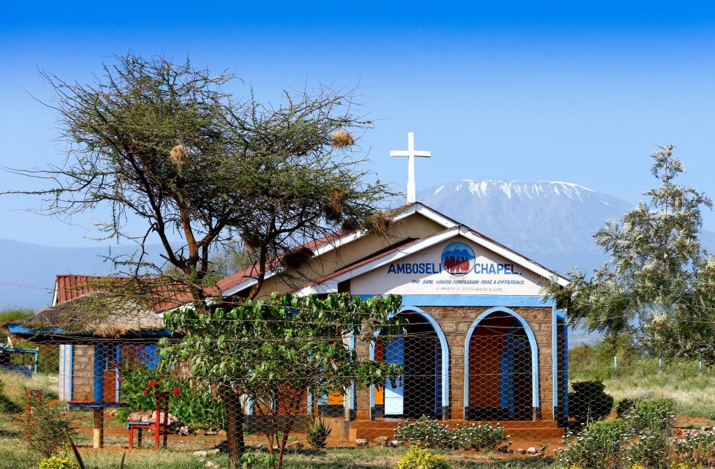 Kaple v Keni s Kilimandžárem v pozadí