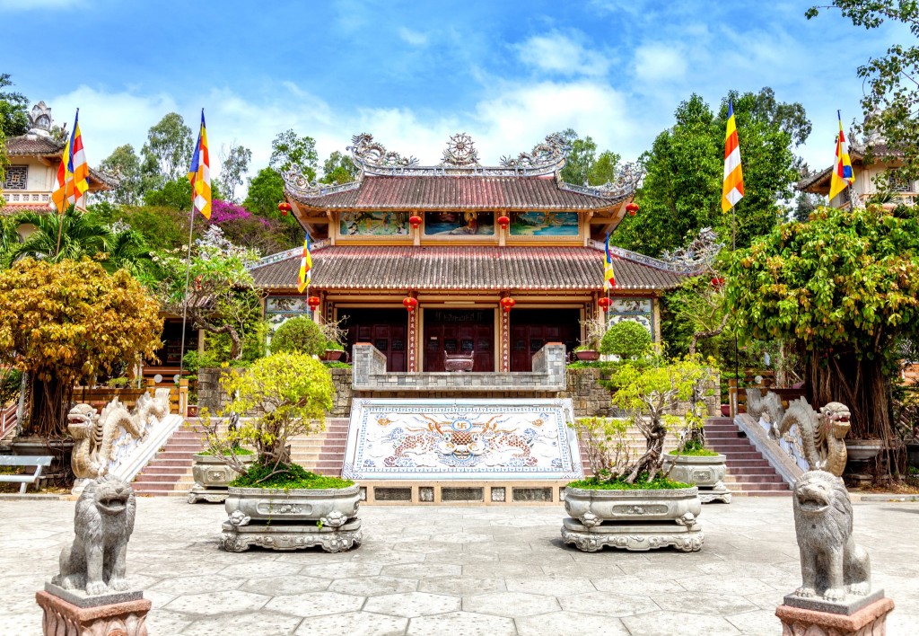 Pagoda Long Son ve městě Nha Trang
