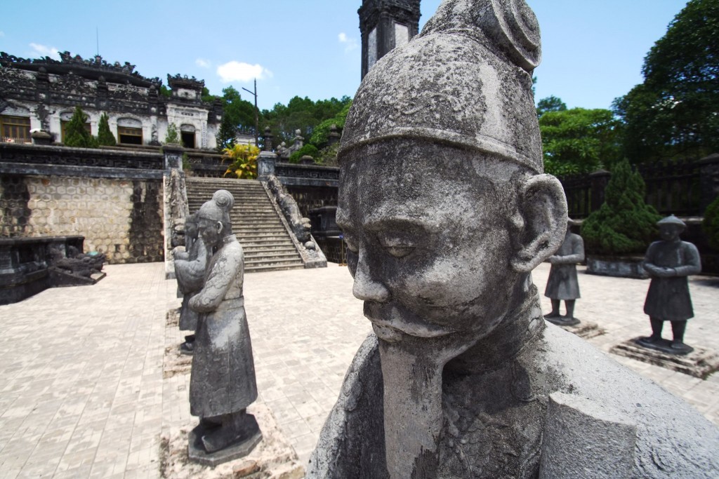 Socha císaře Khai Dinh, královské hrobky dynastie Nguyen v Hue