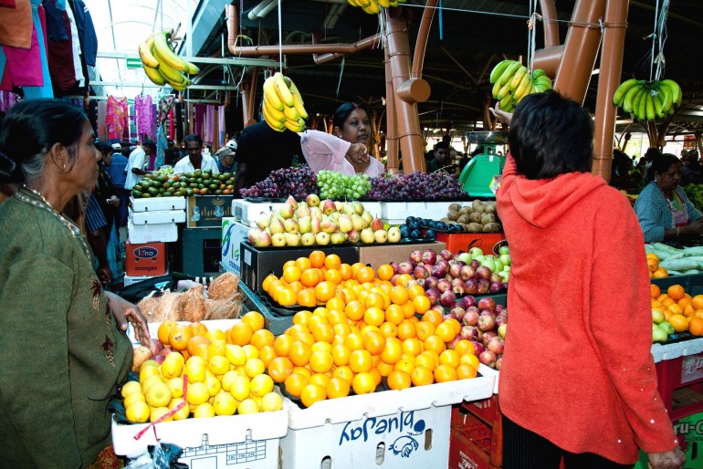 Tržiště Flacq - u stánku s ovocem
