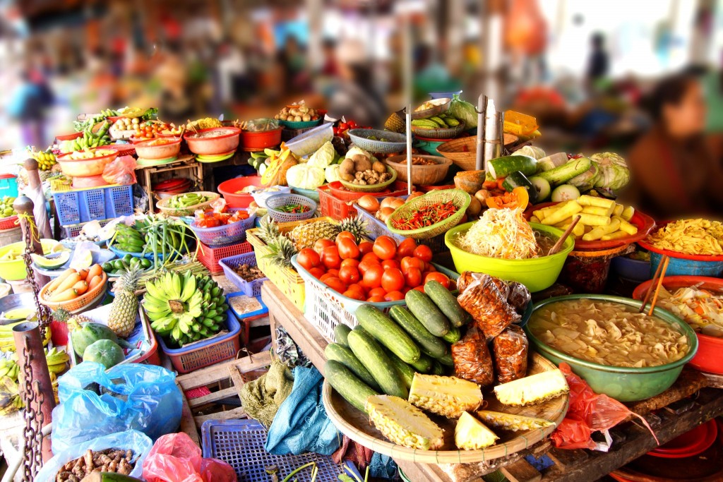 Vietnamská zelenina a ovoce na trhu