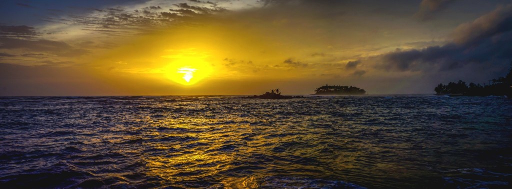 Západ slunce v letovisku Beruwela nad ostrůvkem s majákem