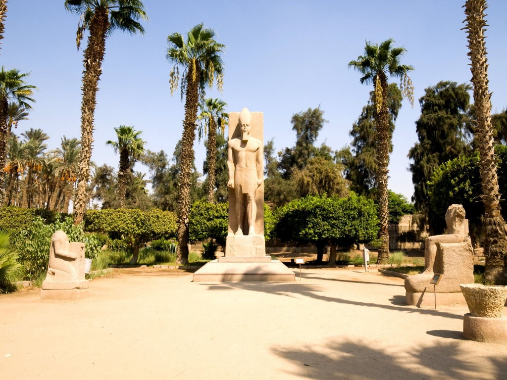 Socha Ramsese II. v Memfisu