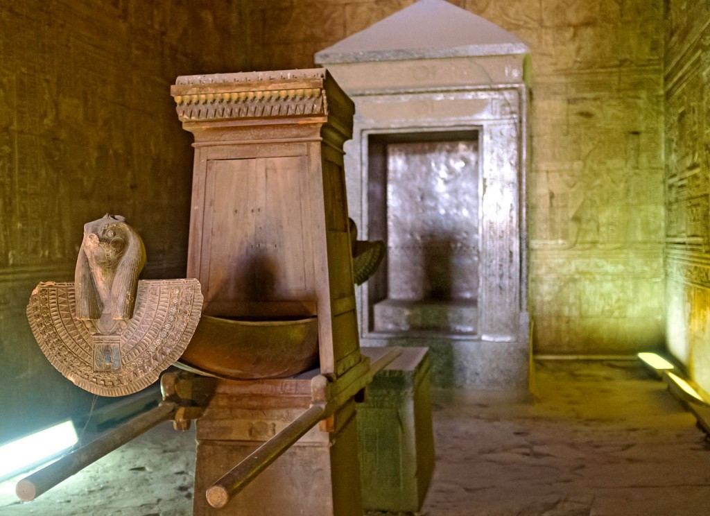 Svatyně chrámu v Edfu - obsahuje nejstarší sošku kultu