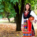 Bulharská dívka v tradičním kroji
