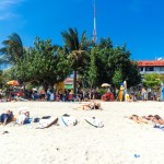 Dav lidí na pláži v Kutě