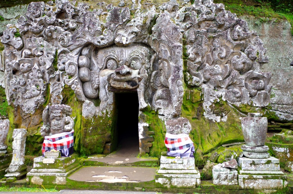 Goa Gajah - vstup do sloní jeskyně
