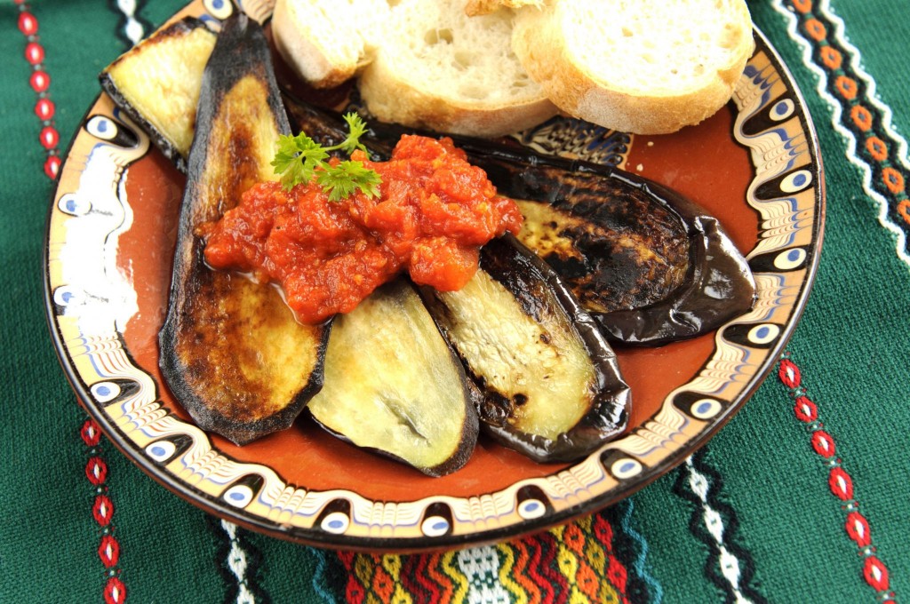 Tradiční bulharské jídlo - grilovaný lilek s rajčatovou omáčkou