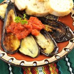 Tradiční bulharské jídlo - grilovaný lilek s rajčatovou omáčkou