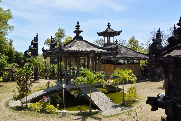 V areálu chrámu Pura Ponjok Batu