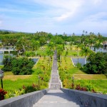 Výhled na areál vodního paláce Taman Sukasada