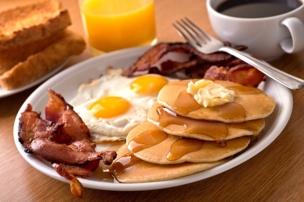 Pravá americká snídaně - vajíčka, slanina a palačinky s javorovým sirupem
