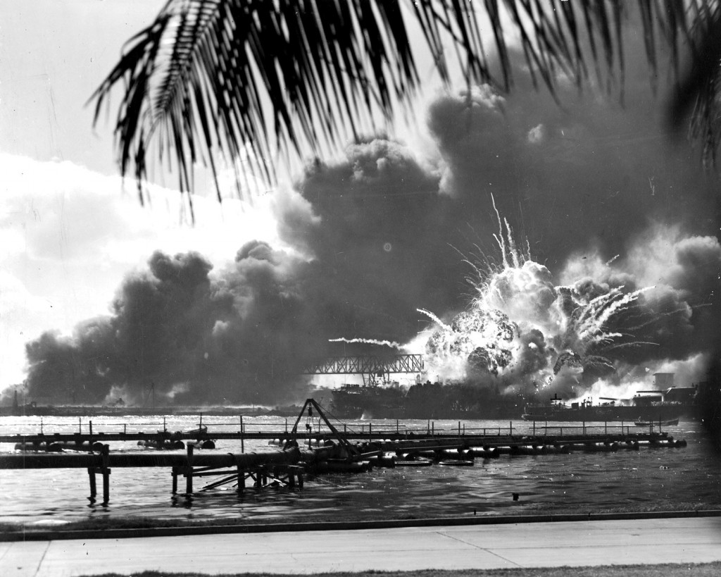 Výbuch USS Shaw během japonského útoku na Pearl Harbor