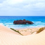Písečné duny a vrak lodi v moři na ostrově Boa Vista