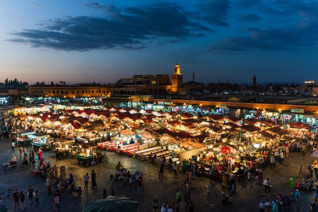 Trhy na náměstí Jemaa el Fna v noci
