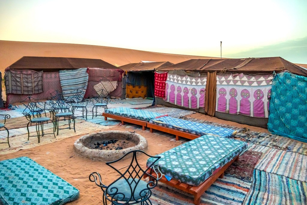 Turistický kemp při výletu do pouště u Erg Chebbi