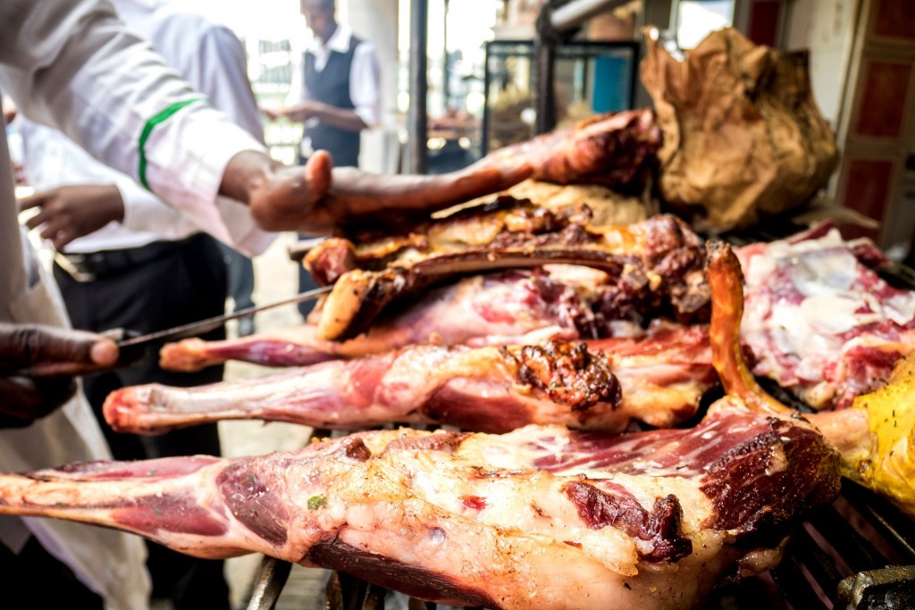 Nyama choma - kozí maso na grilu je na Zanzibaru oblíbenou pochoutkou