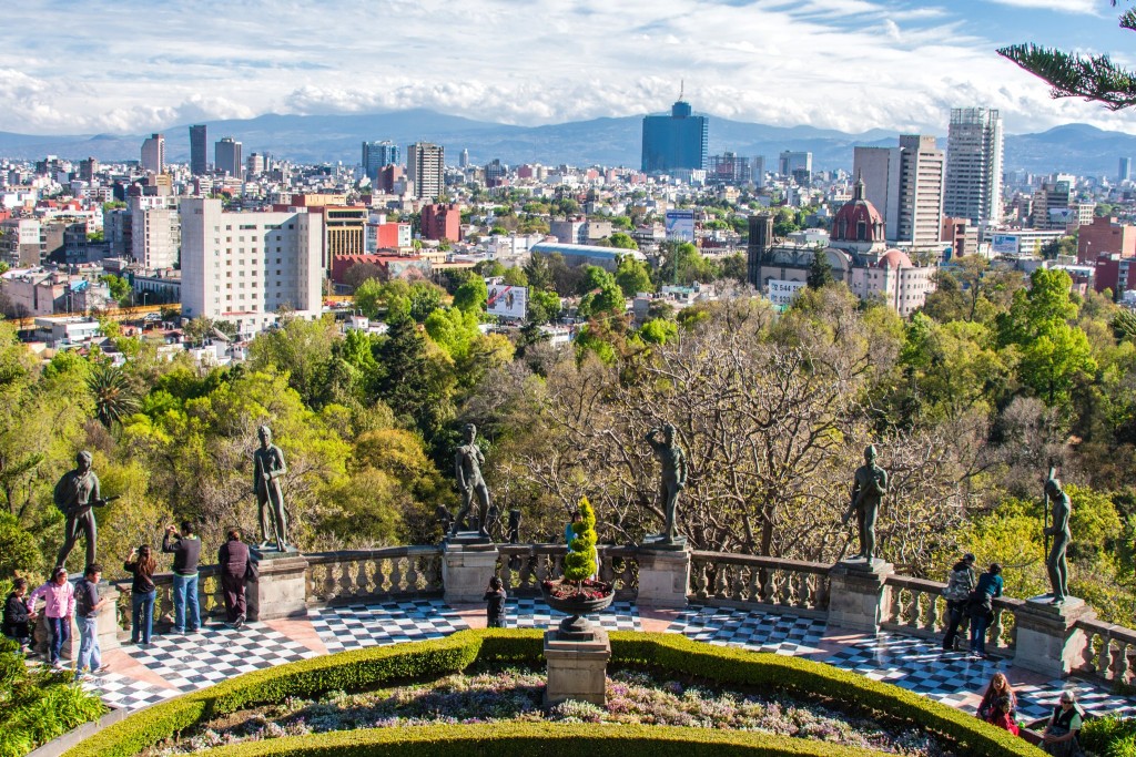 Výhled z kopce Chapultepec na Mexico City