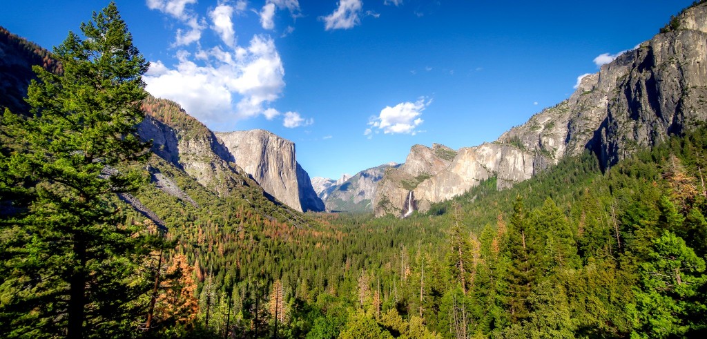 Tunnel View (vlevo skála El Capitan) v národním parku Yosemite