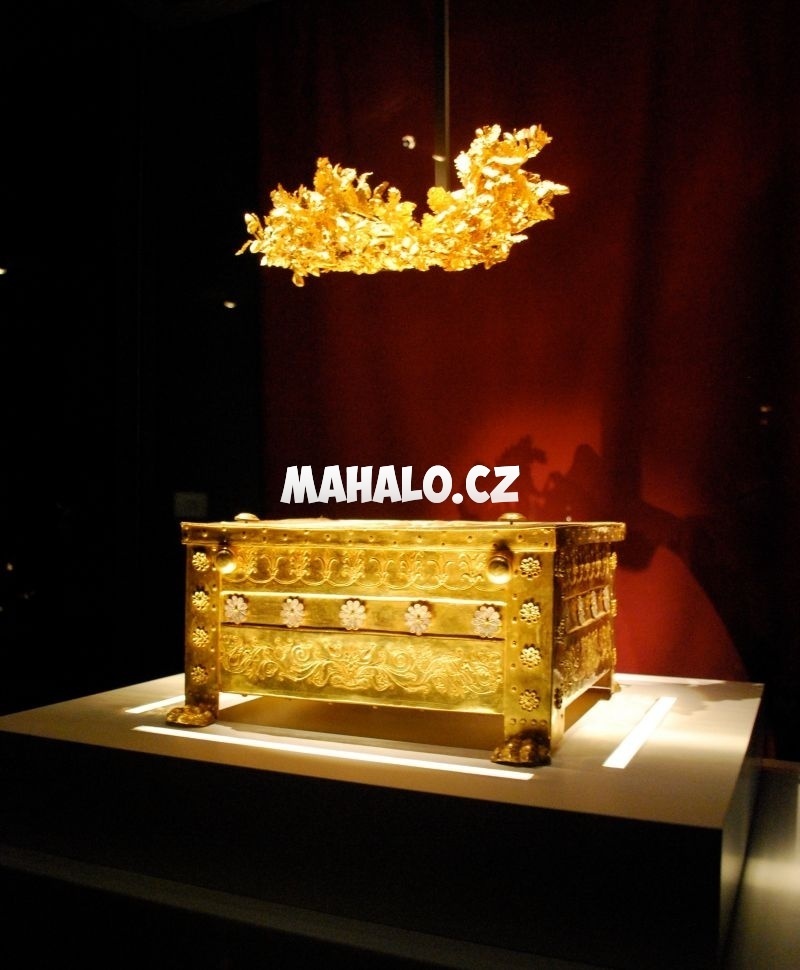 Zlatá rakev a koruna Filipa II.