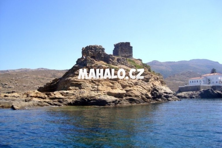 Zřícenina benátského hradu u města Andros