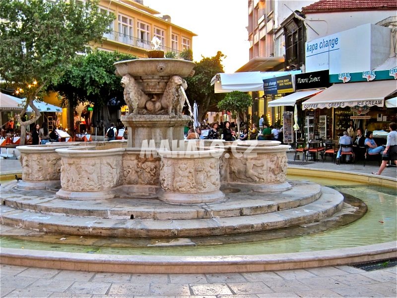 Morosiniho kašna na náměstí Plateía Venizelou