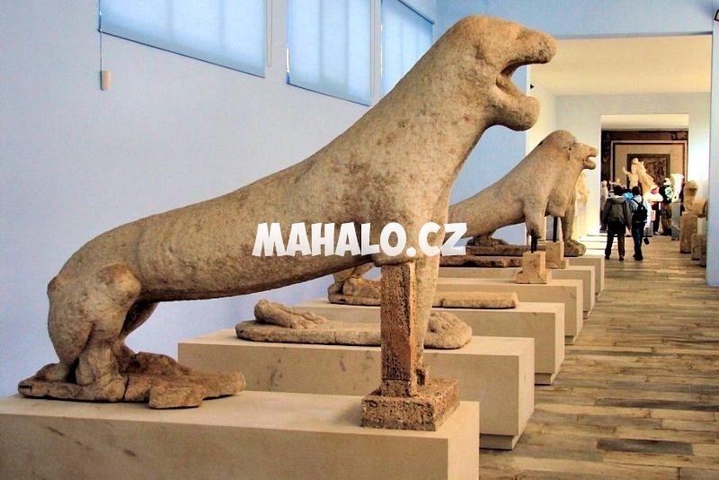 Sochy lvů v archeologickém muzeu na ostrově Delos