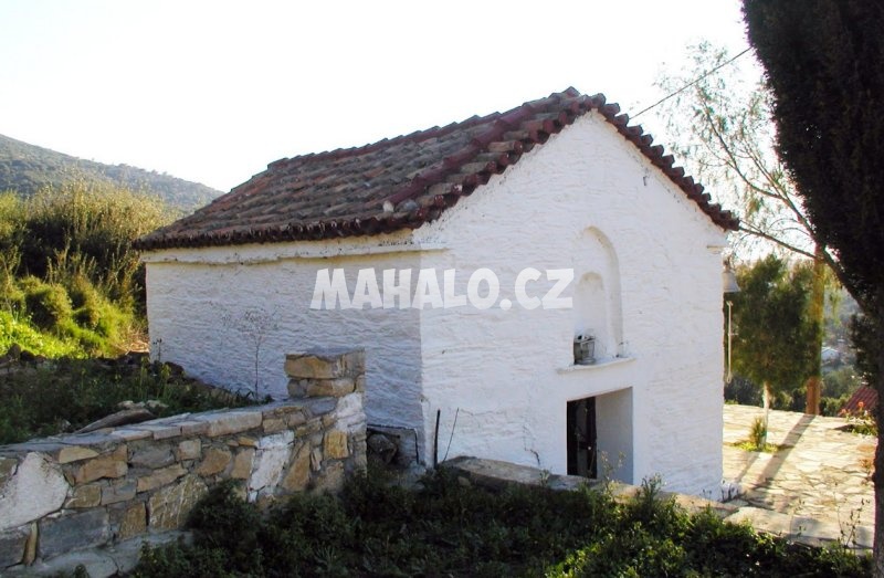 Malá kaplička ve vesnici Mesokampos