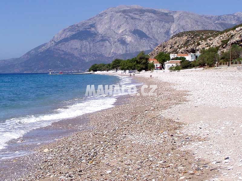 Pláž v letovisku Balos s horou Kerkis v pozadí