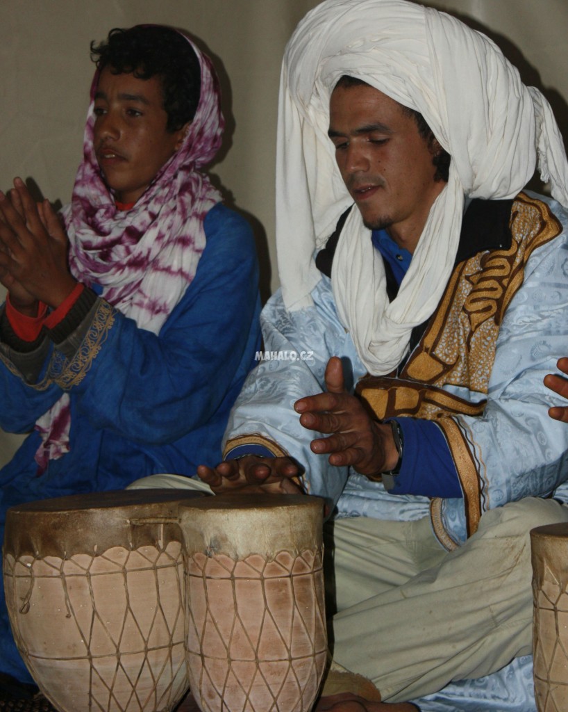 večerná hudobná vložka v berberskom kempe