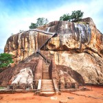 Schodiště mezi lvími tlapami vedoucí až na vrchol samotné skály Sigiriya