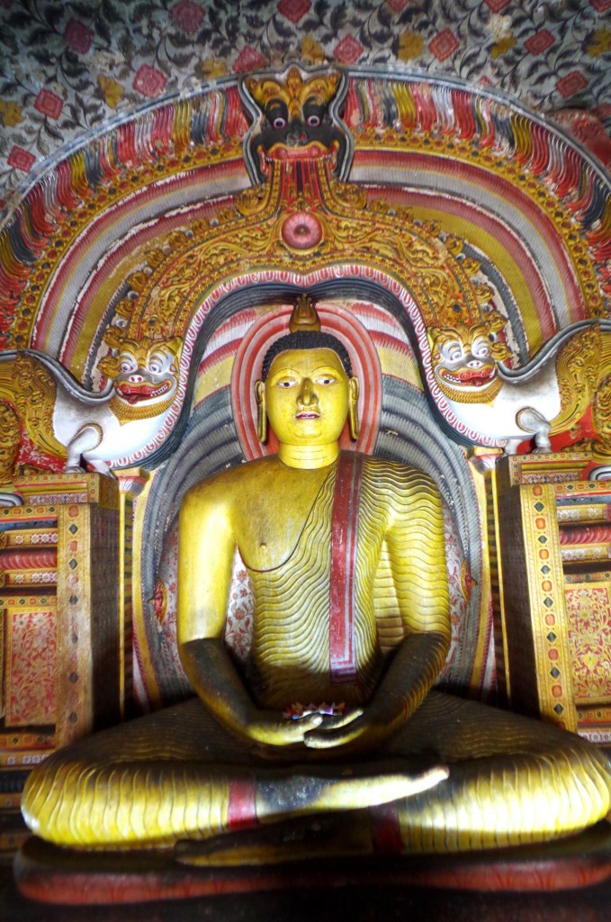 Socha Buddhy v jedné z jeskyní chrámu v Dambulle