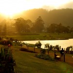 Západ slunce u Gregory Lake v Nuwara Eliya