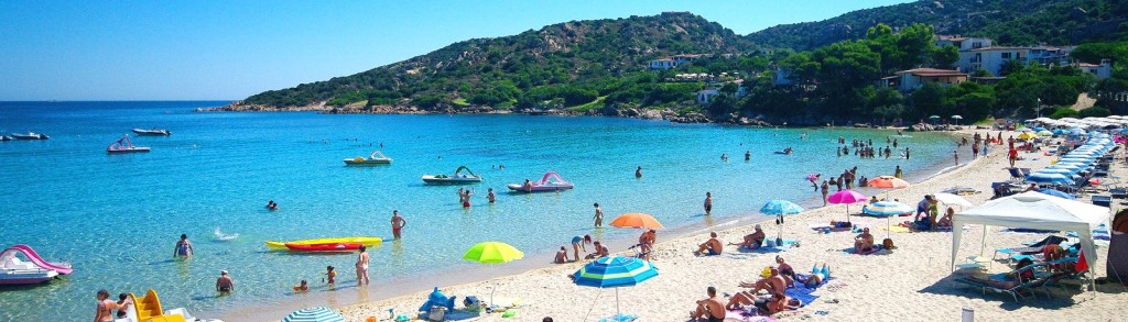 Pláž v Baia Sardinia