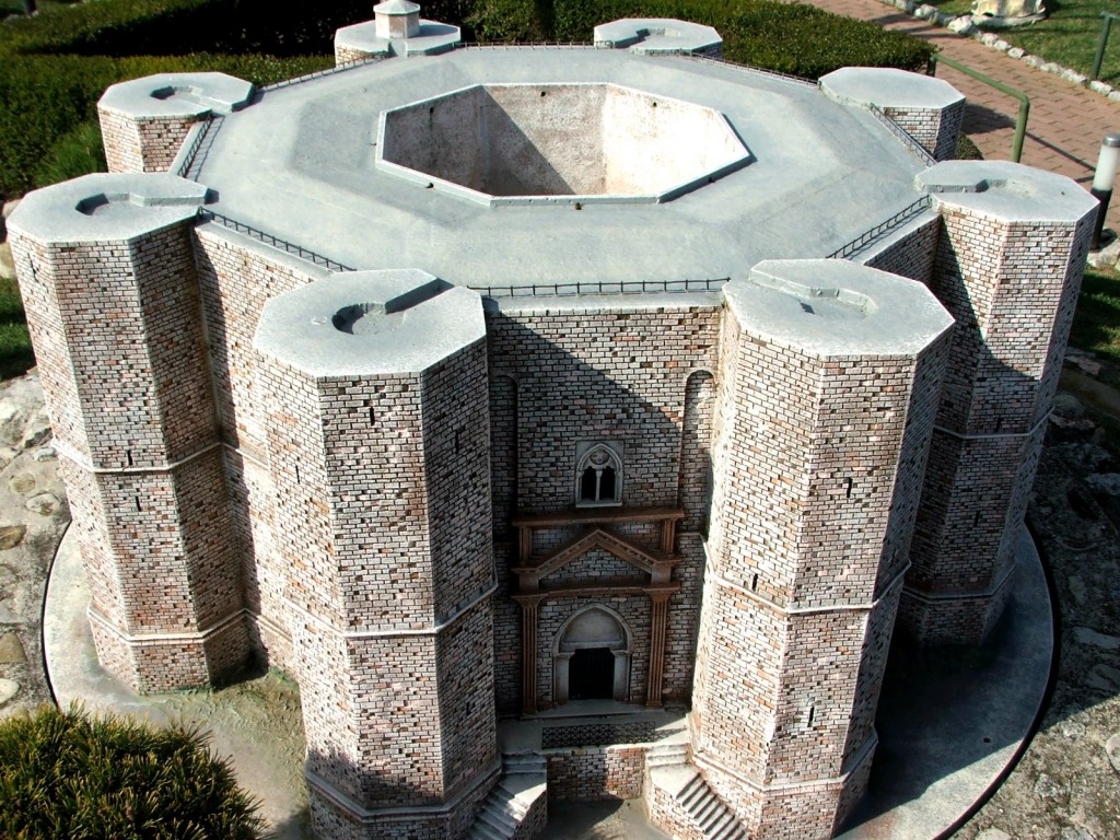 Úžasná architektura pevnosti Castel del Monte