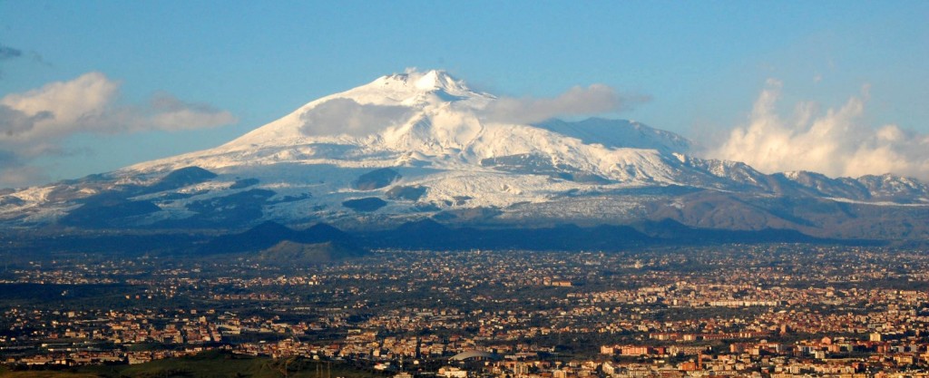 Catania se sopkou Etna v pozadí