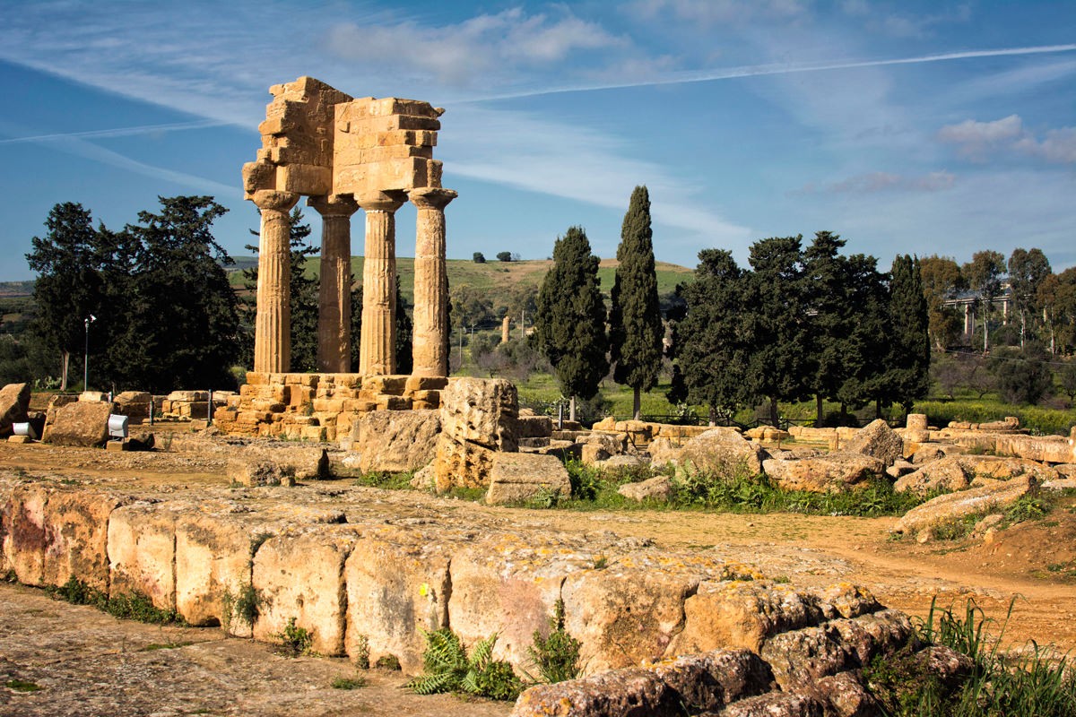 Древние греческие развалины. Храм Диоскуров в Агридженто. Развалины древней Греции. Итака Греция руины. Развалины храма в Риме.