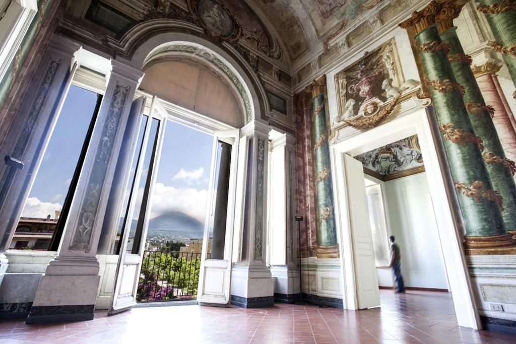 Interiér Villy Campolieto s výhledem na Vesuv