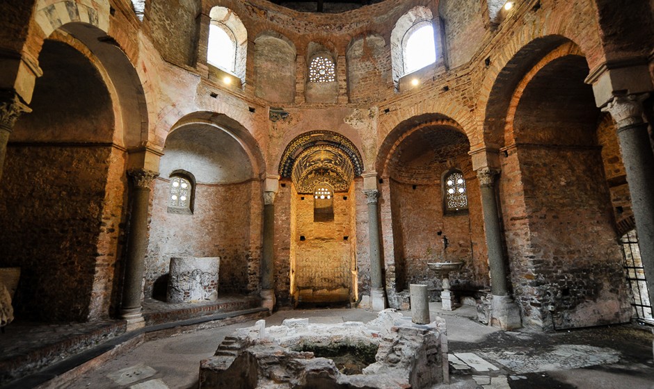 Interiér baptiseria v Albenze
