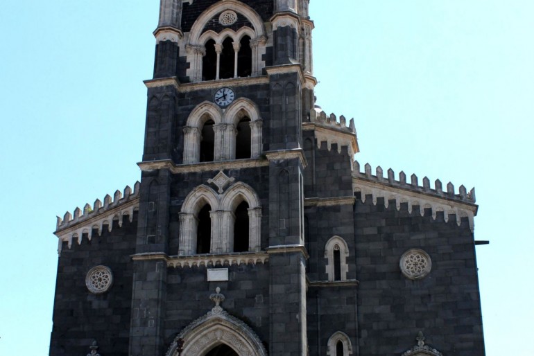 Katedrála Madre de Santa Maria postavená z lávy