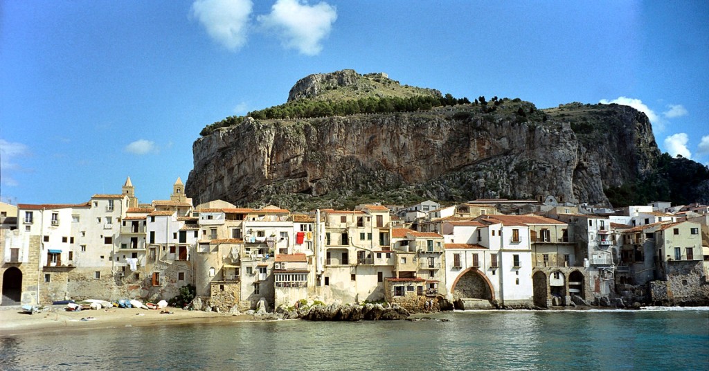 Rocca di Cefalú se vypíná přímo za městem