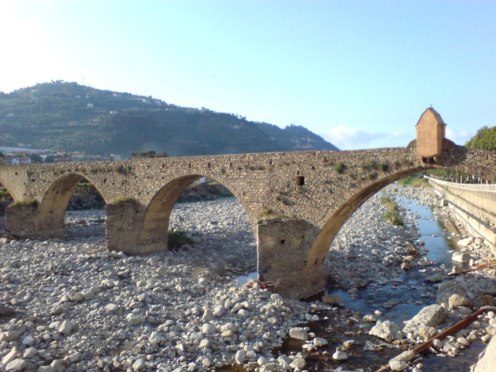 Středověký kamenný most ve městě Taggia